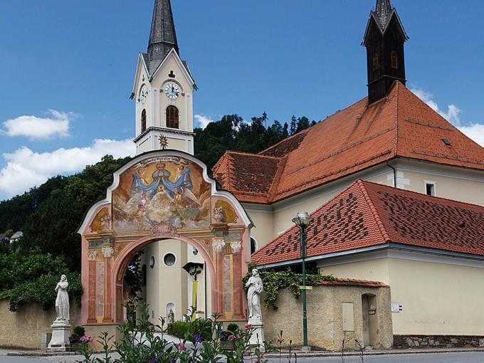 Sie sehen die Wallfahrtskirche von Maria Lankowitz in der Steiermark. JUFA Hotels bietet erholsamen Familienurlaub und einen unvergesslichen Winter- und Wanderurlaub.