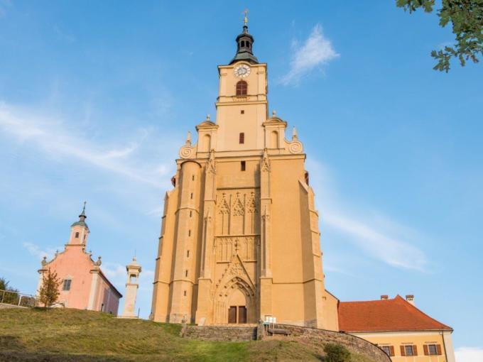 Sie sehen die Wallfahrtskirche Pöllauberg im Sommer. JUFA Hotels bietet erholsamen Familienurlaub und einen unvergesslichen Winter- und Wanderurlaub.