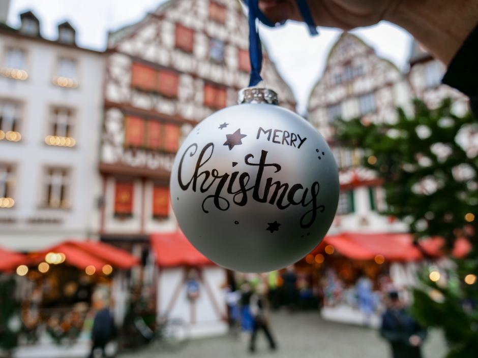 Sie sehen eine Christbaumkugel auf dem Weihnachtsmarkt in Bernkastel-Kues.