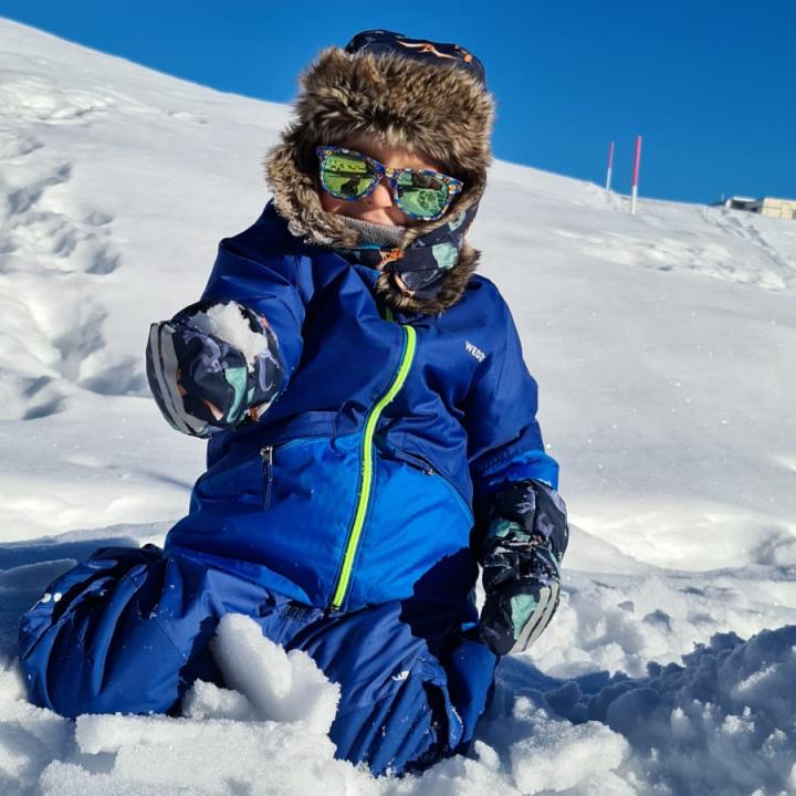 Sie sehen ein Kind in der Winterlandschaft rund um das JUFA Hotel Malbun bei Schnee.