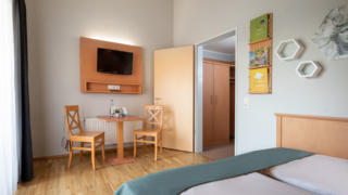 Sie sehen ein Doppelzimmer im JUFA Kempten. Der Ort für kinderfreundlichen und erlebnisreichen Urlaub für die ganze Familie.
