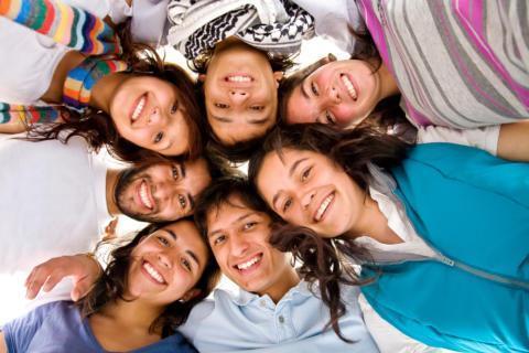 Glückliche Teens bilden eine Gruppe und umarmen sich. JUFA Hotels bietet starkes und kreatives Teambuildung in abwechslungsreichen Regionen.